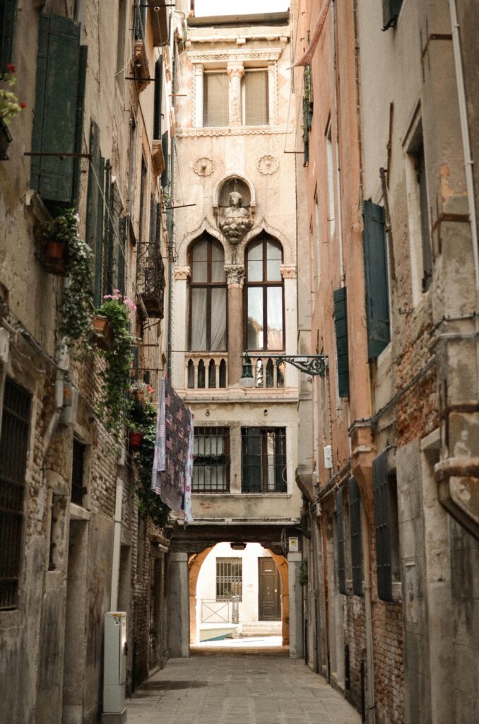 Schmale Gasse in Venedig