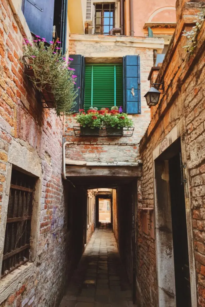 Schmale Gasse in Venedig