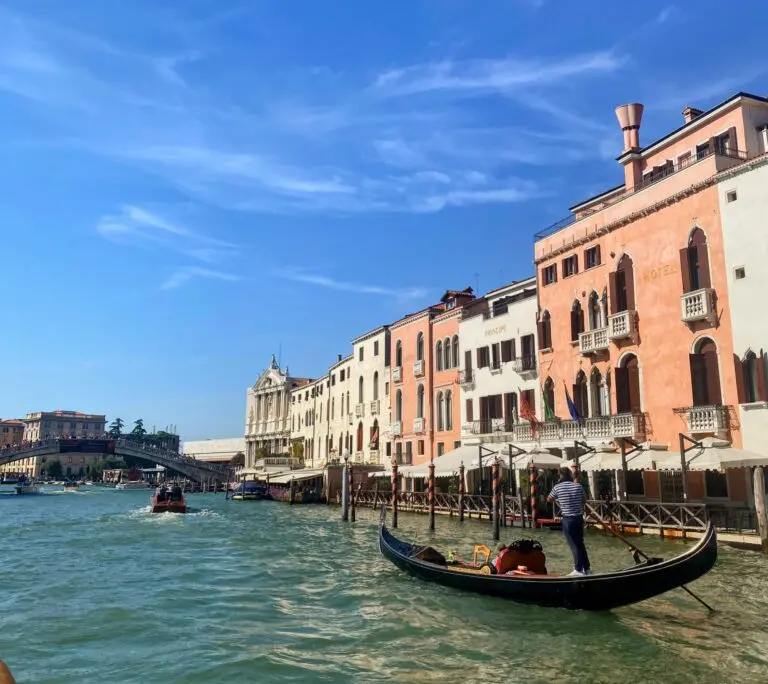 Gondelfahrt im Canal Grande in Venedig