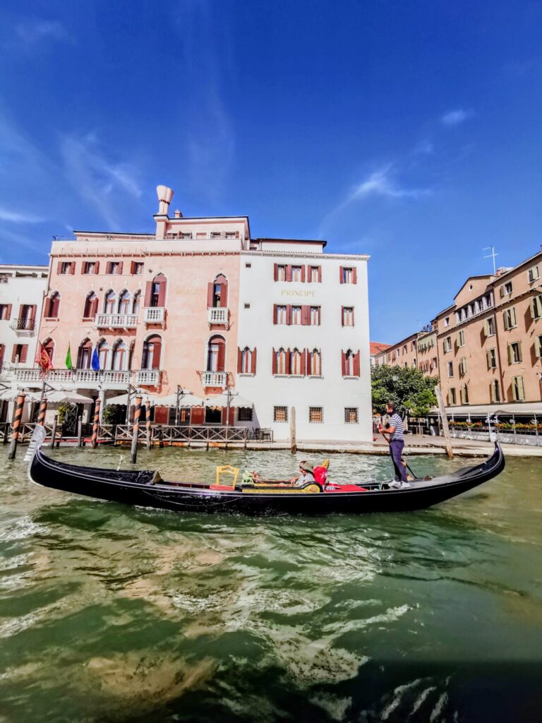 Gondelfahrt im Canal Grande in Venedig