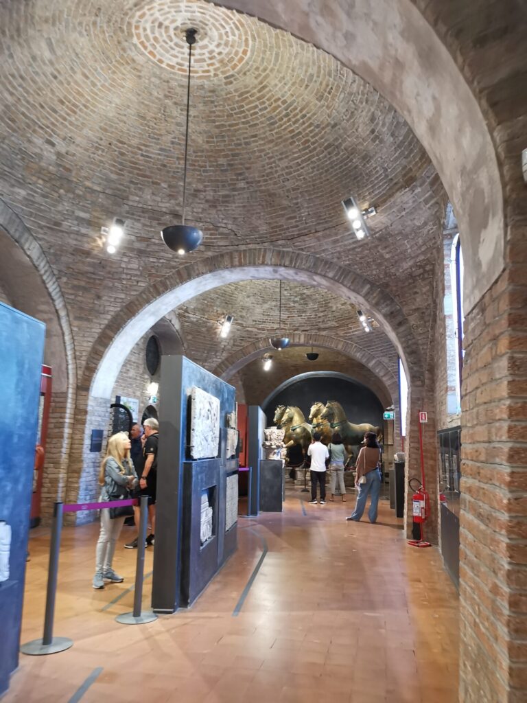 Ausstellung auf der Empore im Markusdom in Venedig