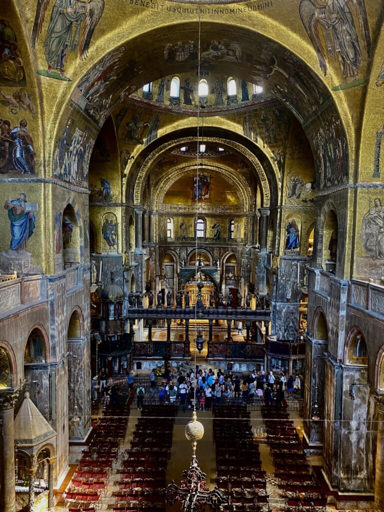 Blick von der Empore in den Markusdom von Venedig