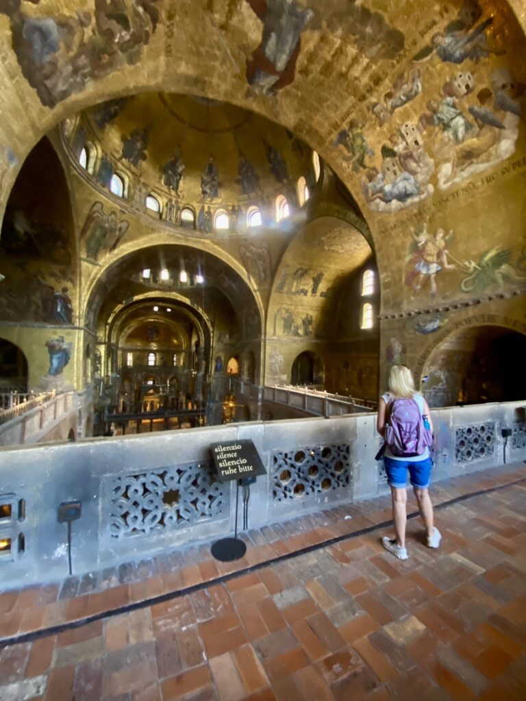 Blick von der Empore in den Markusdom von Venedig