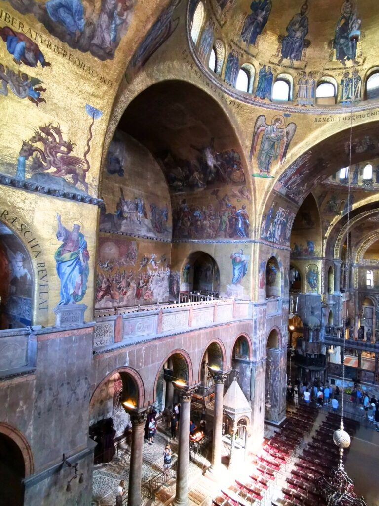 Blick von der Empore in den Markusdom von Venedig