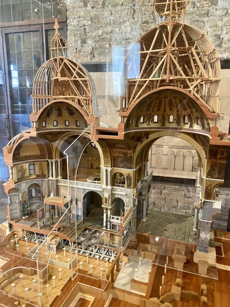 Miniaturnachbildung Markusdom in Venedig