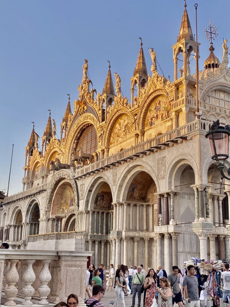 Markusdom Basilikca di San Marco in Venedig b