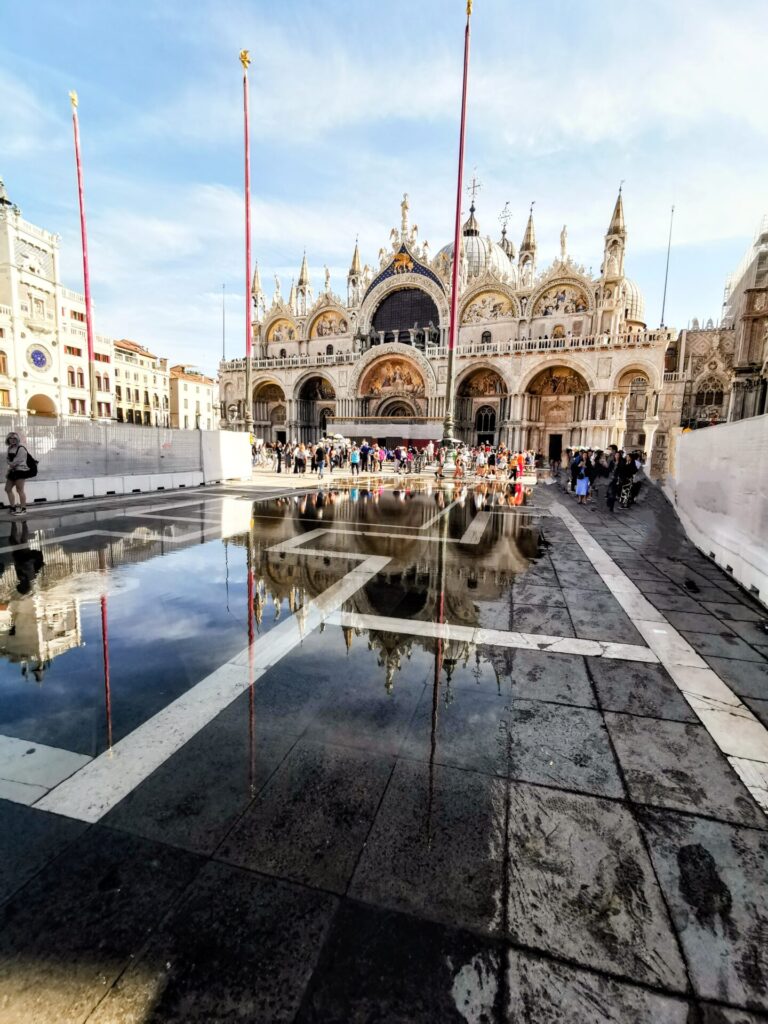 Markusdom Basilikca di San Marco in Venedig bei Hochwasser