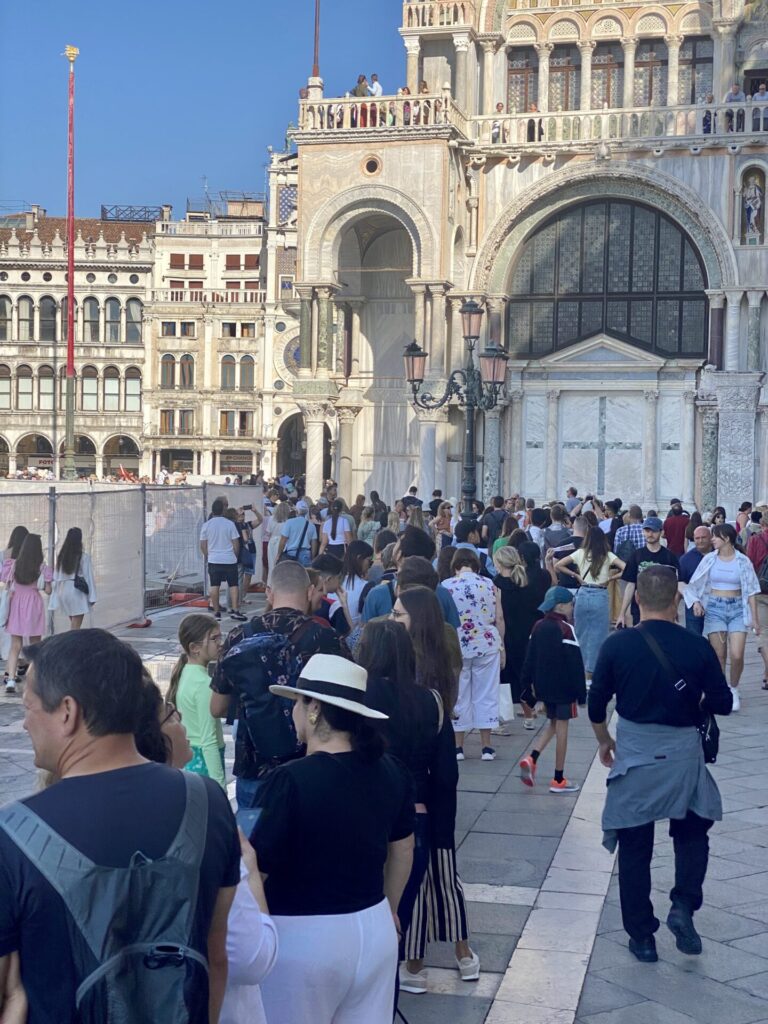 Warteschlange Markusdom Venedig