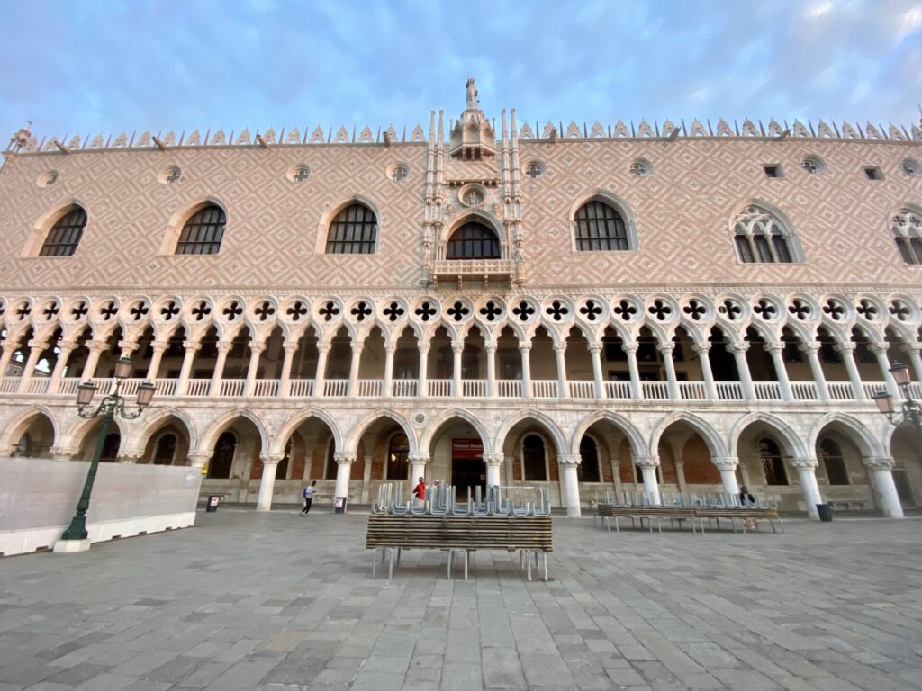 Dogenpalast von außen in Venedig