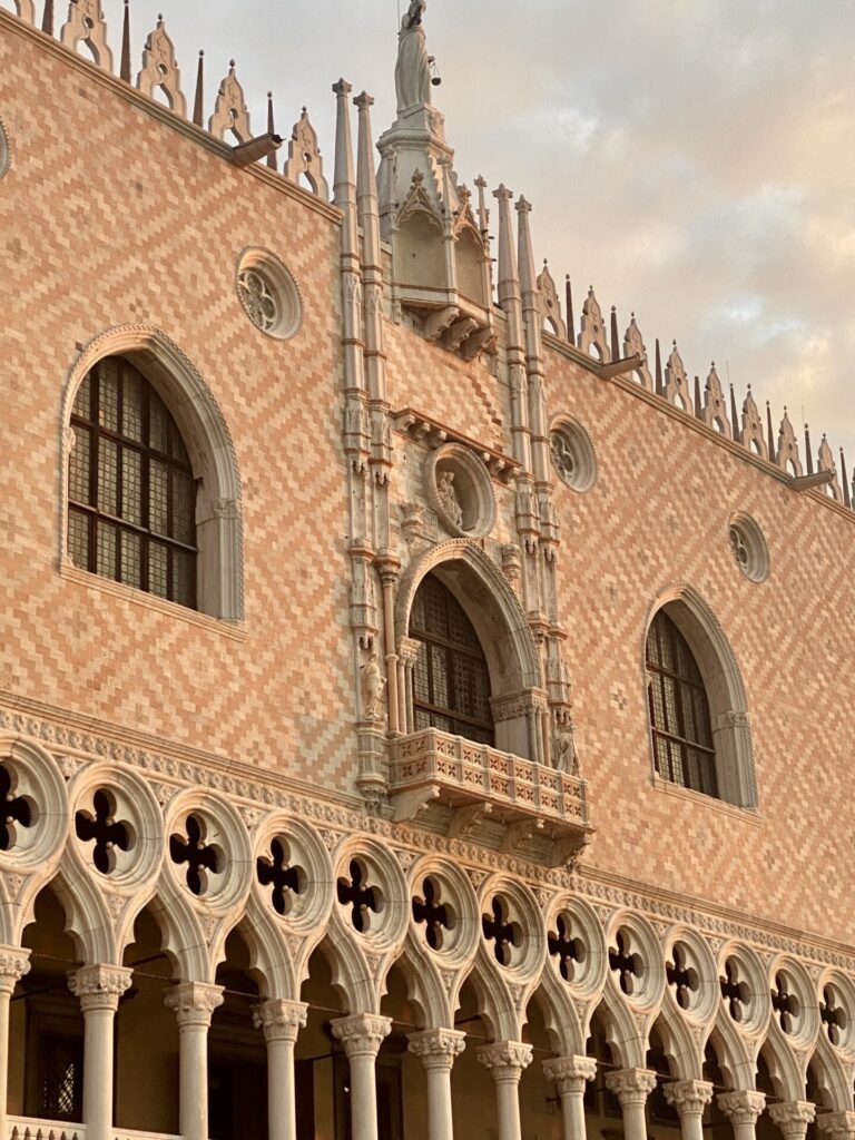 Dogenpalast von außen in Venedig