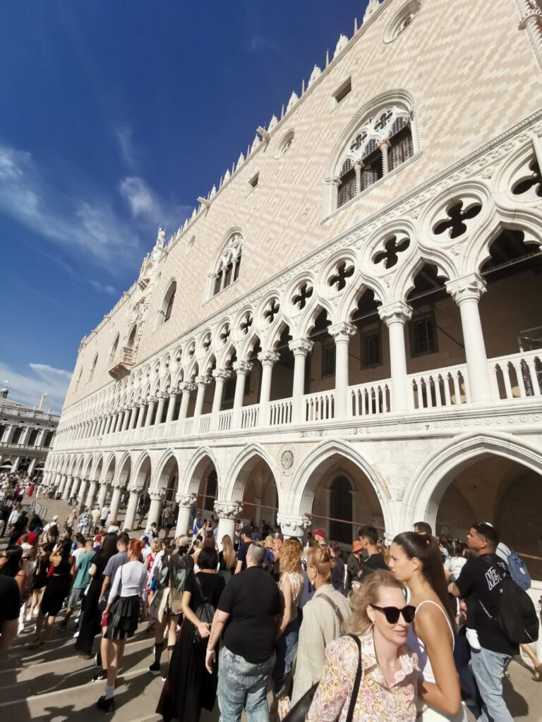 Dogenpalast von außen in Venedig