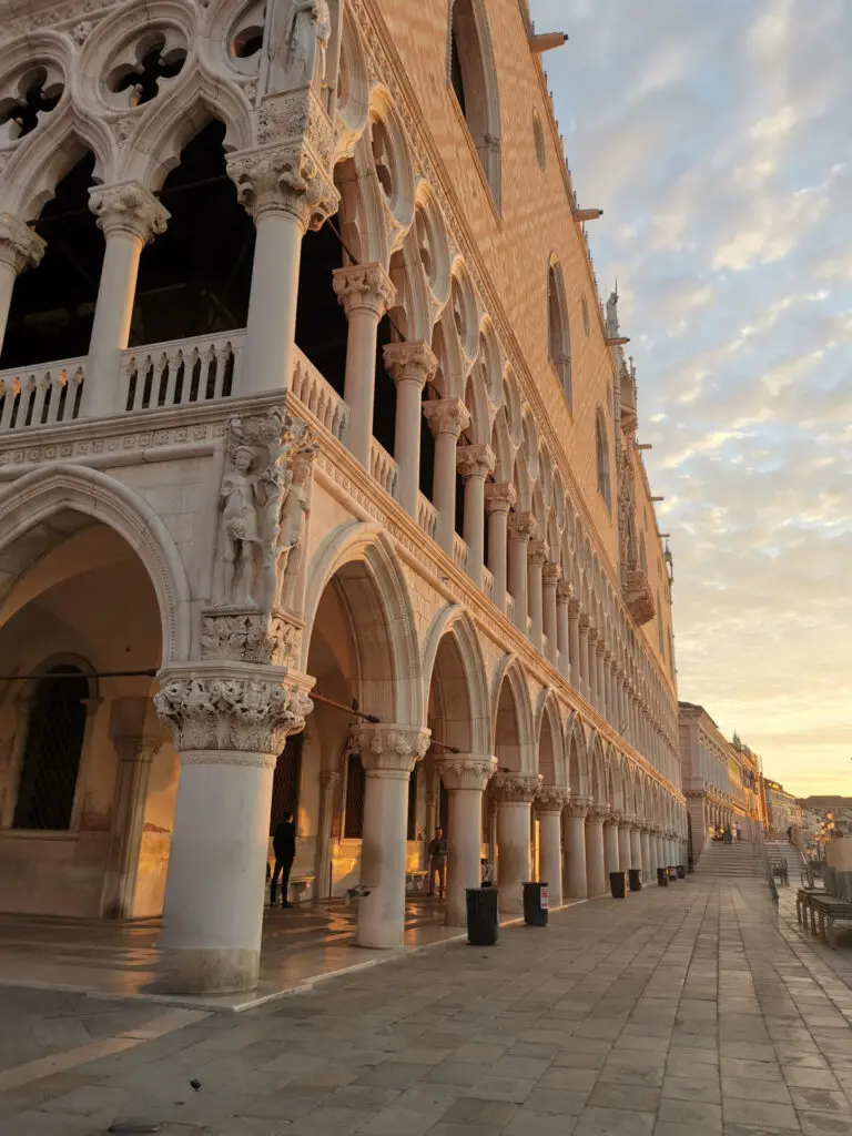 Dogenpalast von außen in Venedig