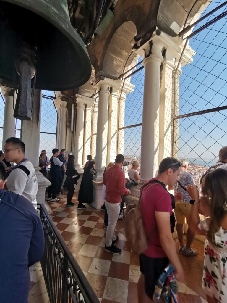 Markusturm Aussichtsplattform mit Glocken in Venedig