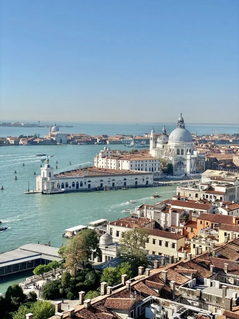 Blick auf Santa Maria della Salute in Venedig