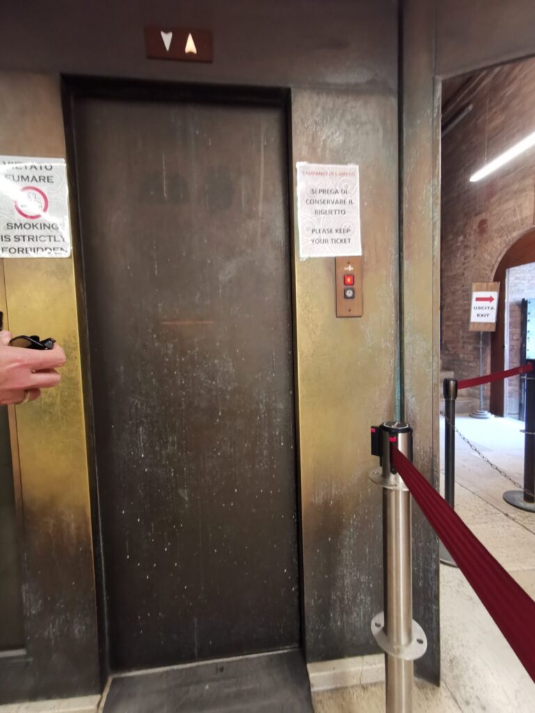 Lift auf den Markustum in Venedig