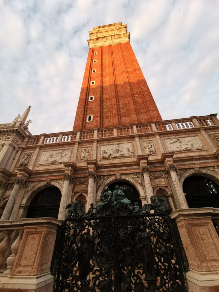 Markusturm von außen in Venedig