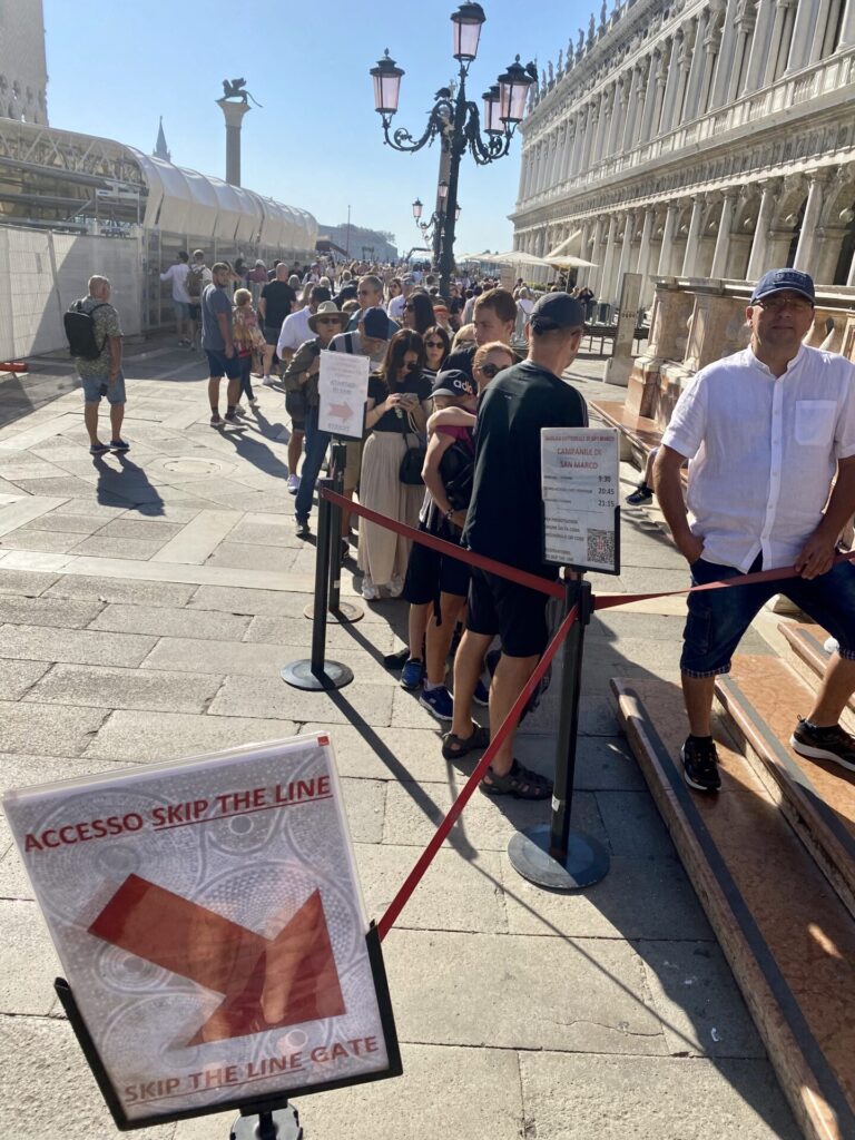 Warteschlange vor Markustum in Venedig