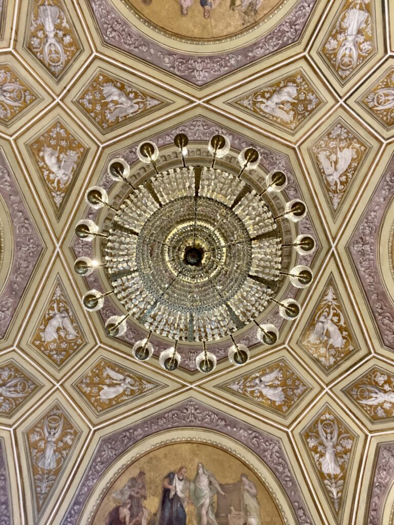 Saal mit Kronleuchter im Museum Correr in Venedig