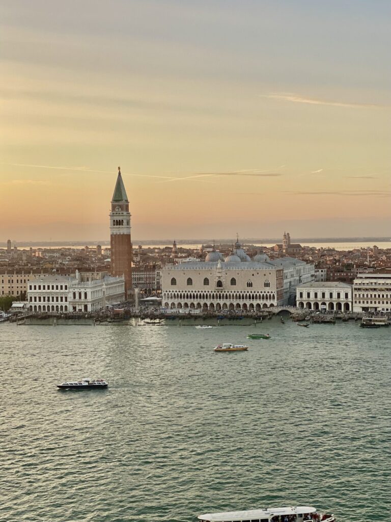Blick auf den Markusplatz in Venedig