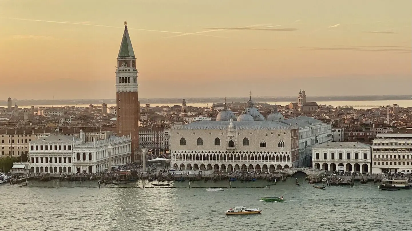 Blick auf den Markusplatz in Venedig
