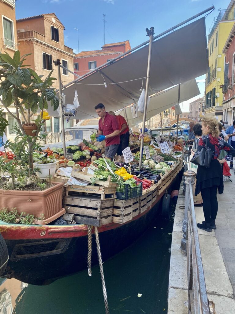 Markt auf einem Boot in Venedig