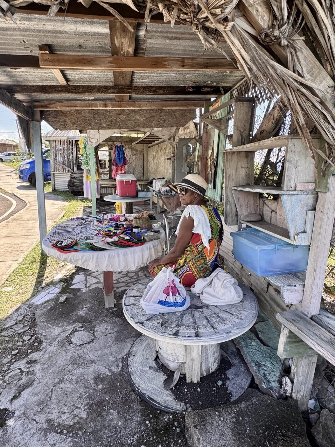Lokaler Souvenirladen am Bloody Point St. Kitts mit rundem Tisch