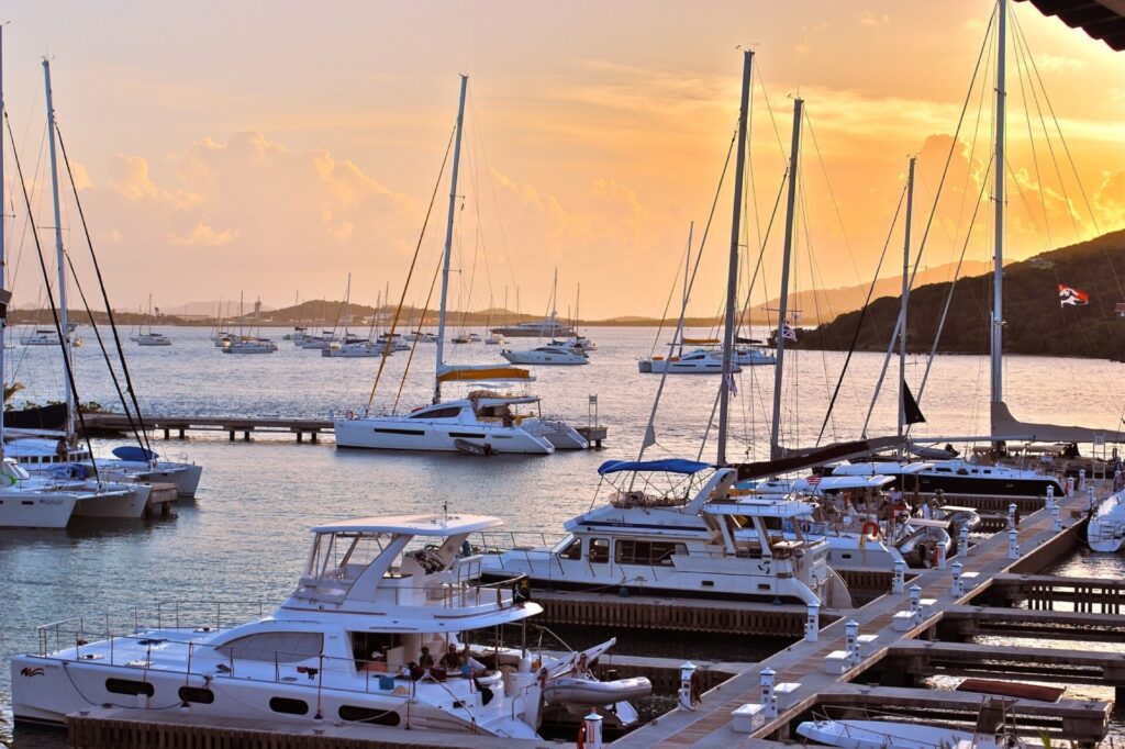 Yachthafen bei Sonnenuntergang in Road Town Tortola