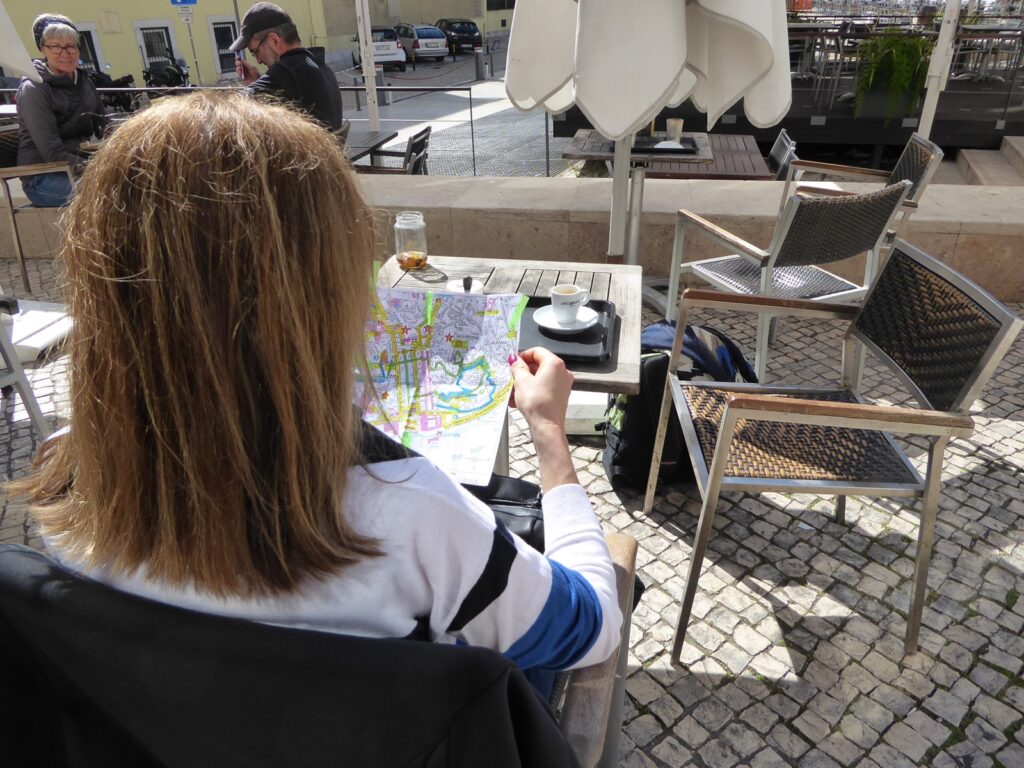 Frau an Tisch mit Stadtplan