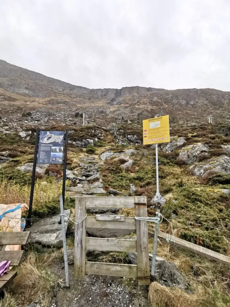 Einstieg Wanderweg Alnes in Norwegen 