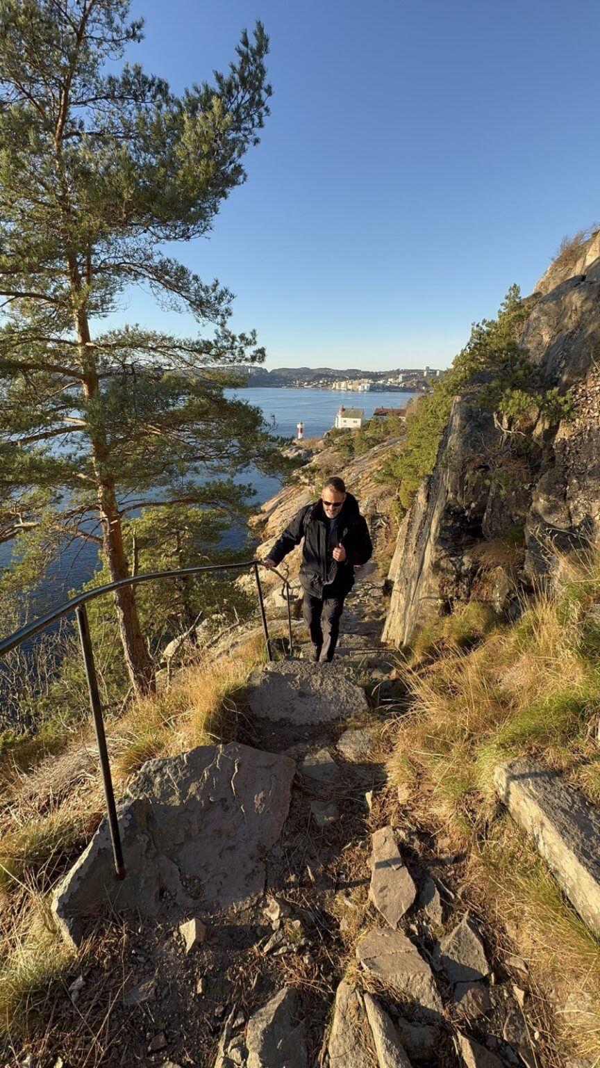 Mann auf Wanderweg Odderoya in Kristiansand
