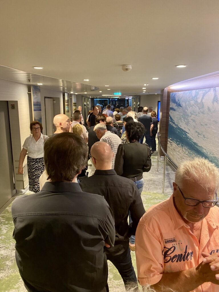 Warteschlange vor Restaurant auf Kreuzfahrtschiff