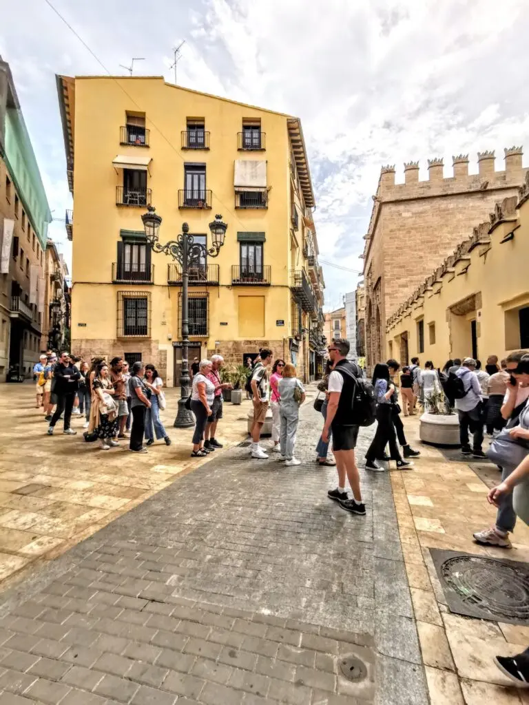 Mittelmeer Valencia Stadt Zentrum Seidenboerse Warteschlagen