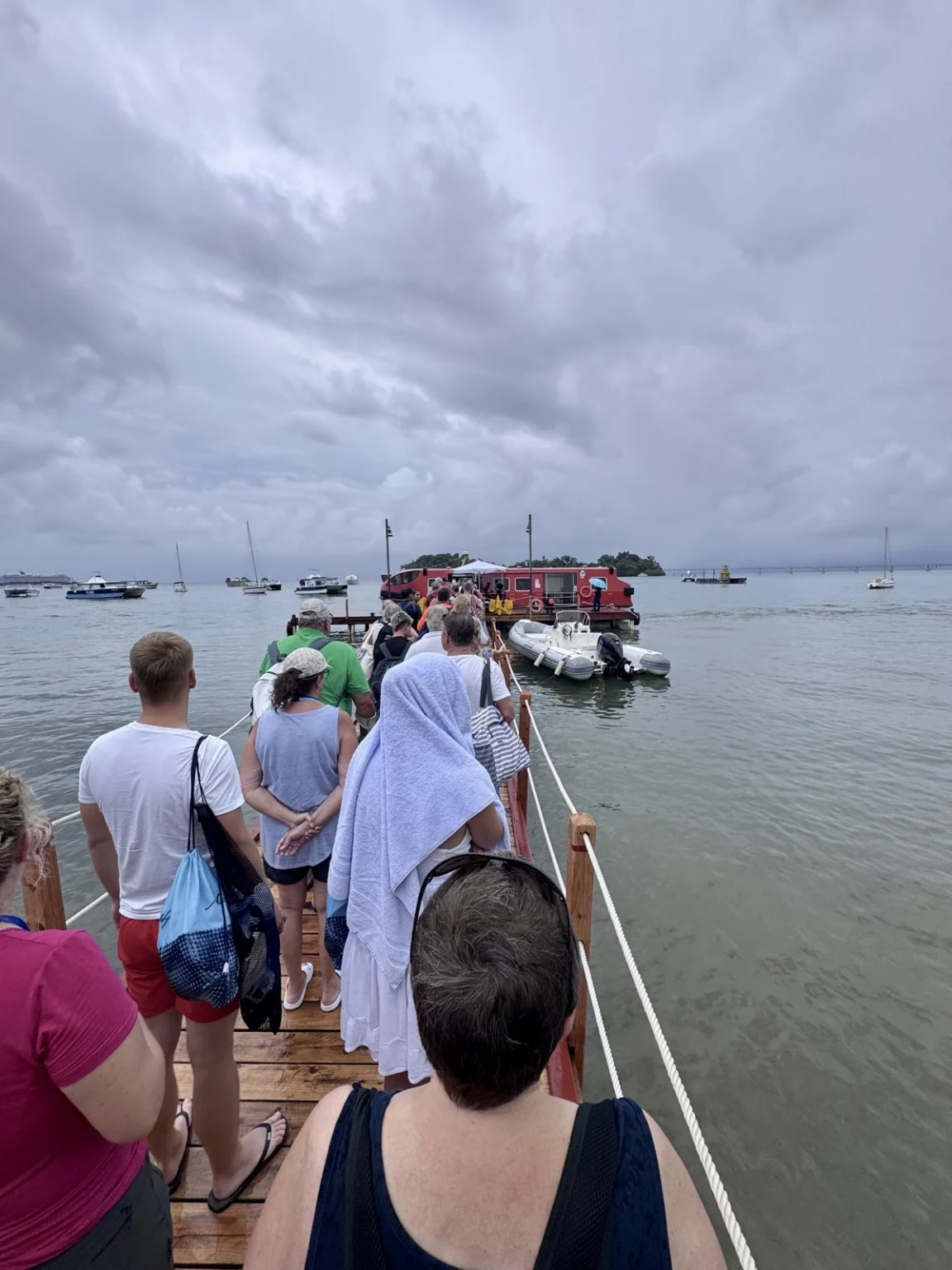 Warteschlange Tenderboot Samana