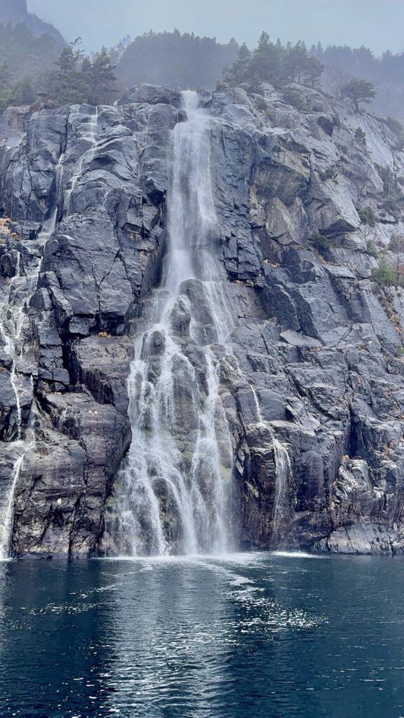 Hengjanefossen Wasserfall am Lysefjord