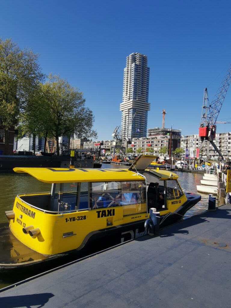 Wassertaxi an der Promenade Leuvehaven Rotterdam