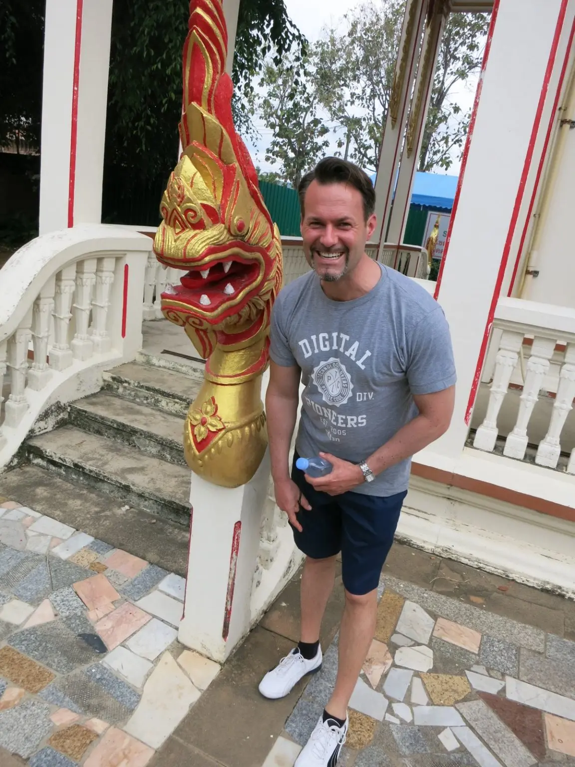 Mann in Tempel in Phuket
