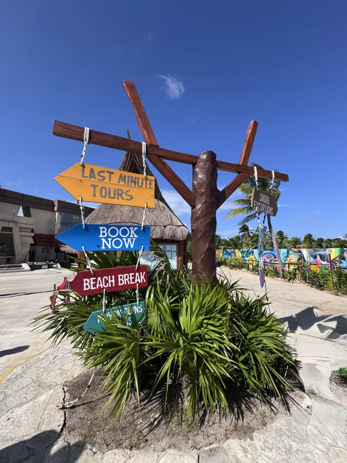 Wegweiser am Hafen Costa Maya