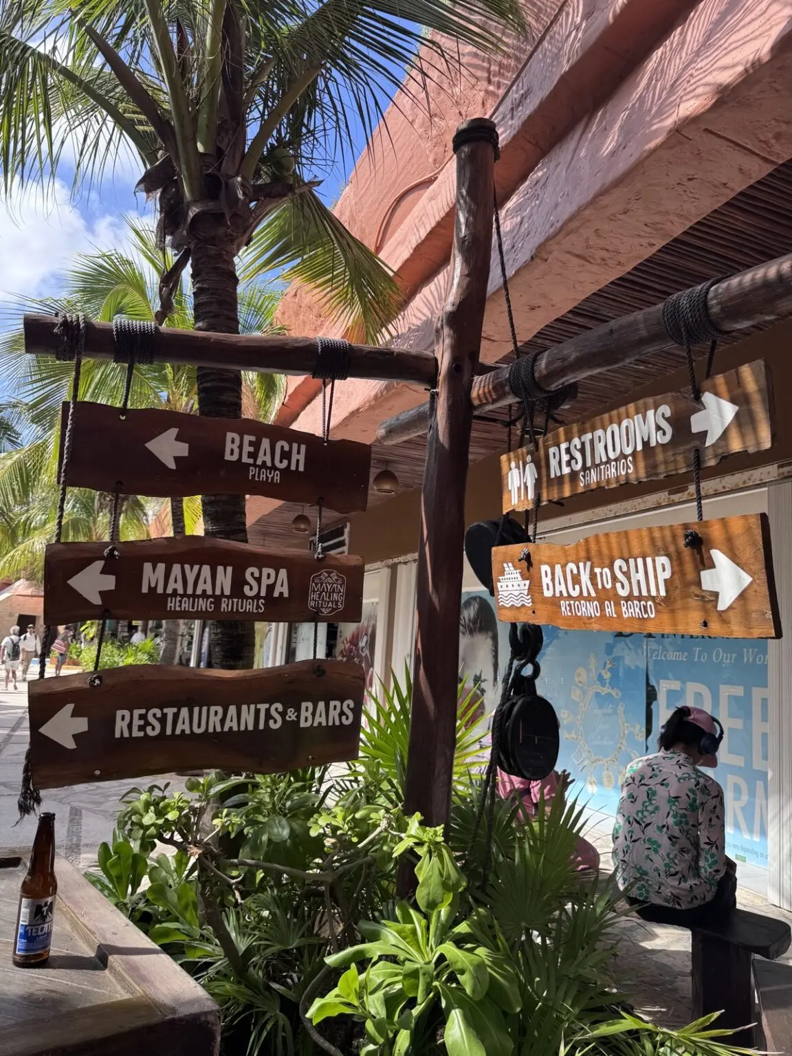 Wegweiser am Hafen Cost Maya