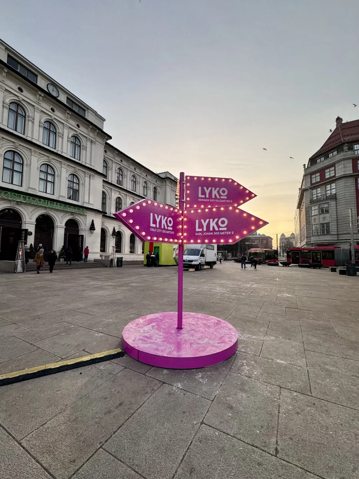 Wegweiser in der Karl Johans Gate in Oslo