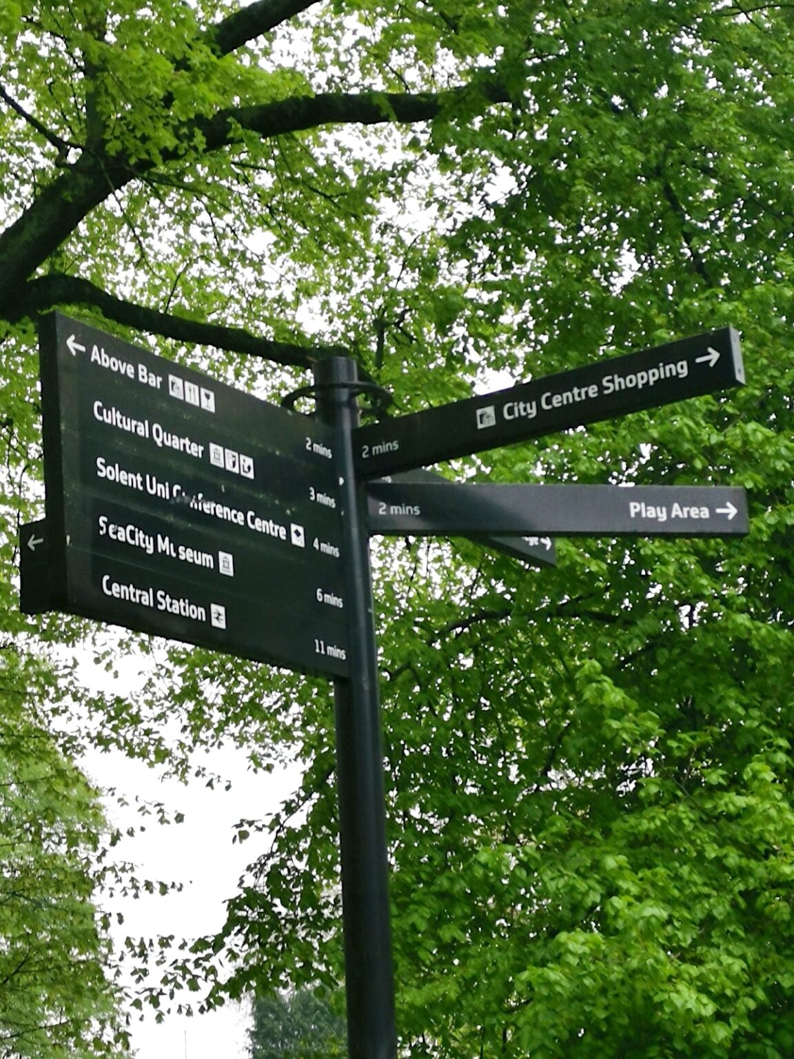 Wegweiser im East Park in Southampton