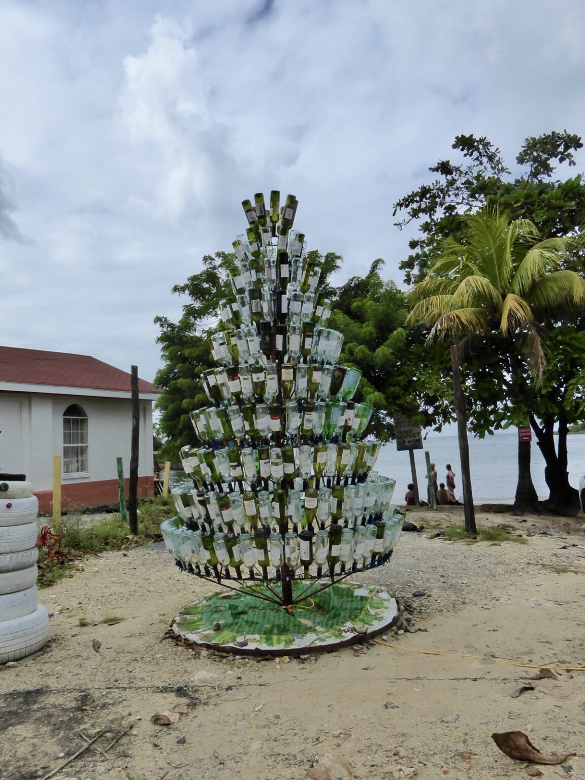 Christbaun aus Glasflaschen in Roatan