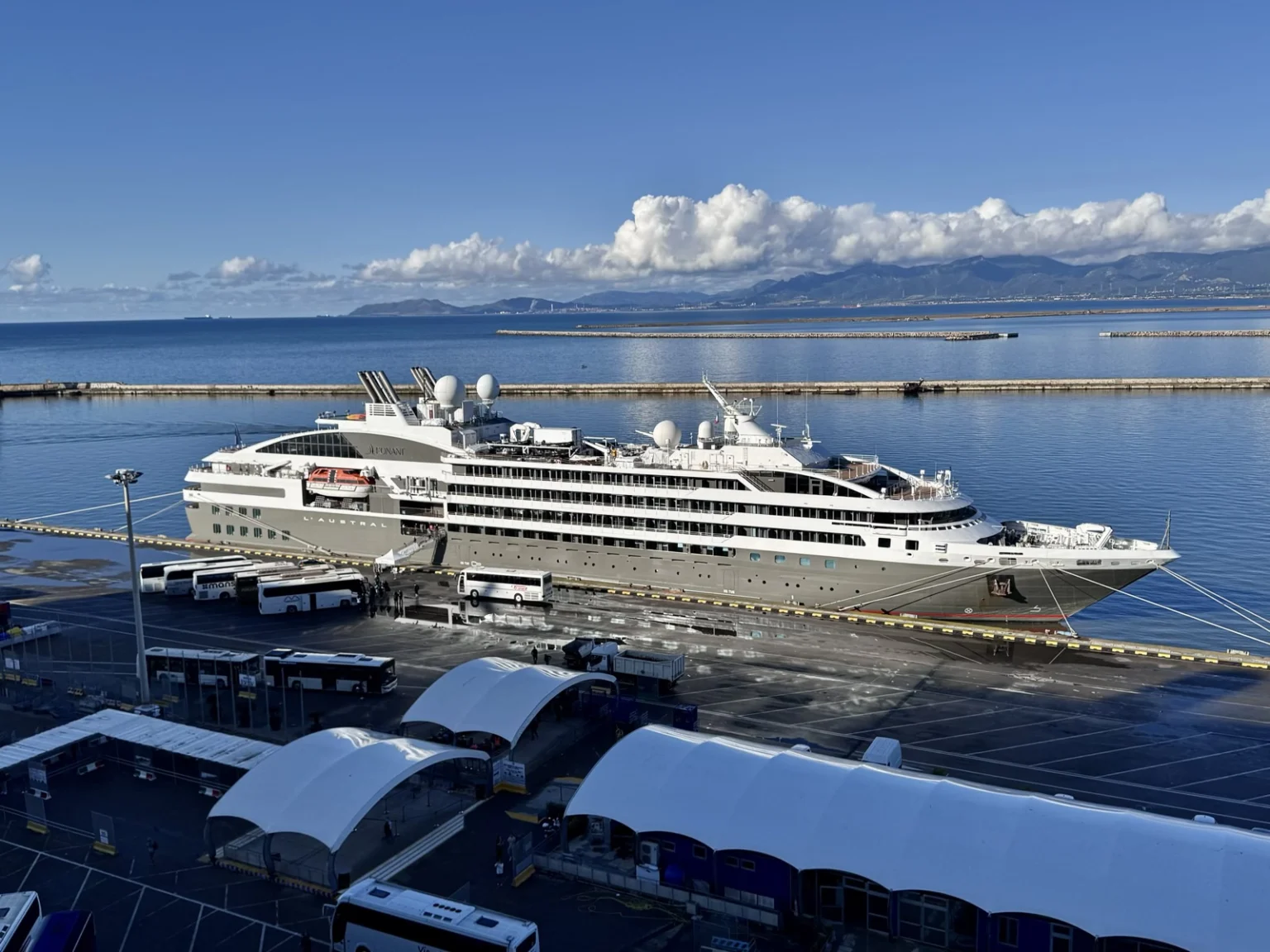 Yacht am Hafen Cagliari