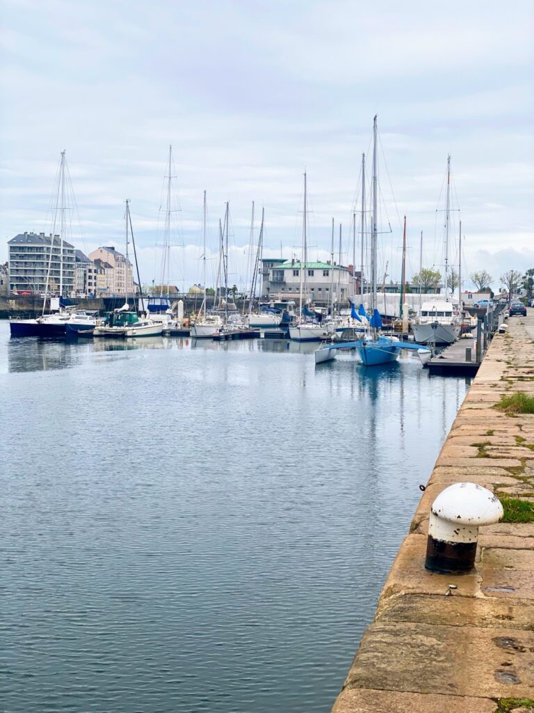 Kleiner Yachthafen in Cherbourg