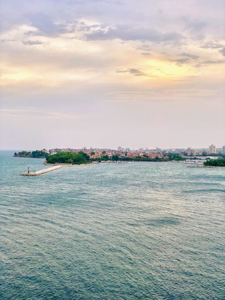 Blick auf die Küste und Hafen vom Zadar