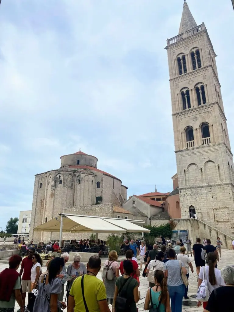 Glockenturm und Kirche St. Donatus in Zadar