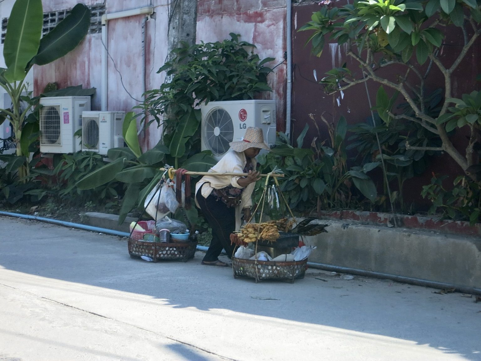Frau mit Körben auf Koh Samui