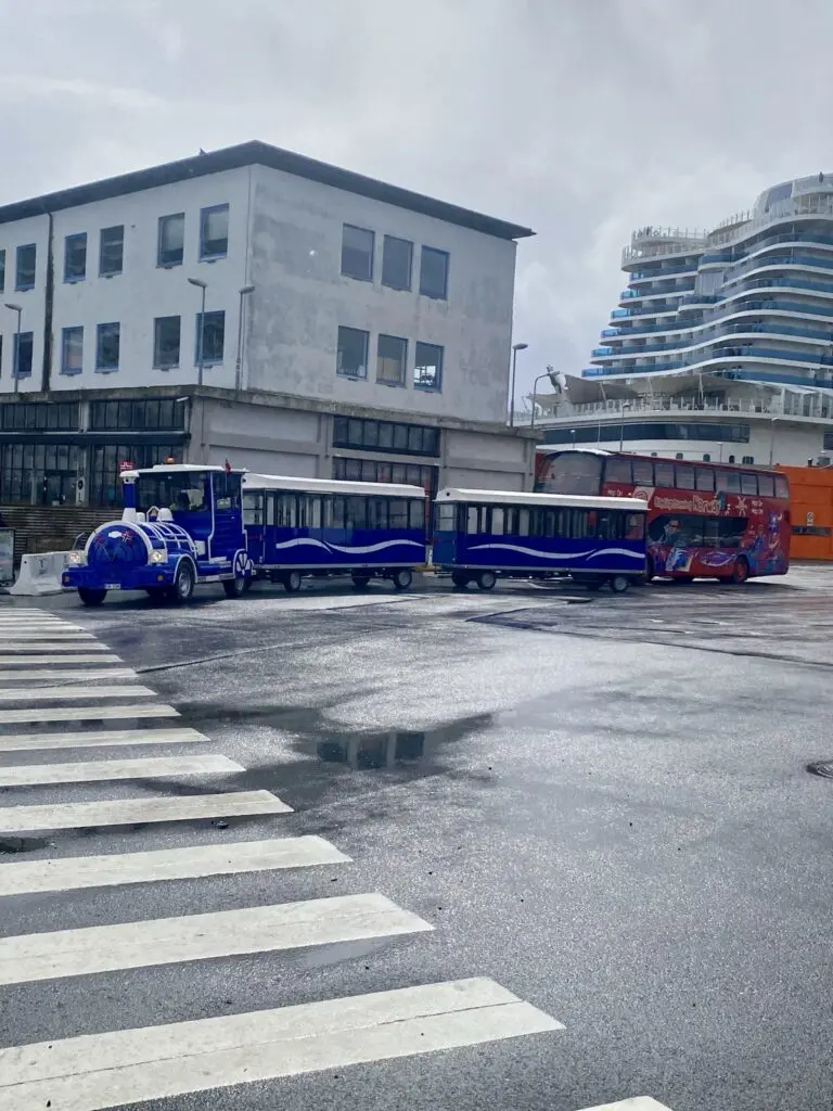 Bimmelbahn am Hafen von Alesund
